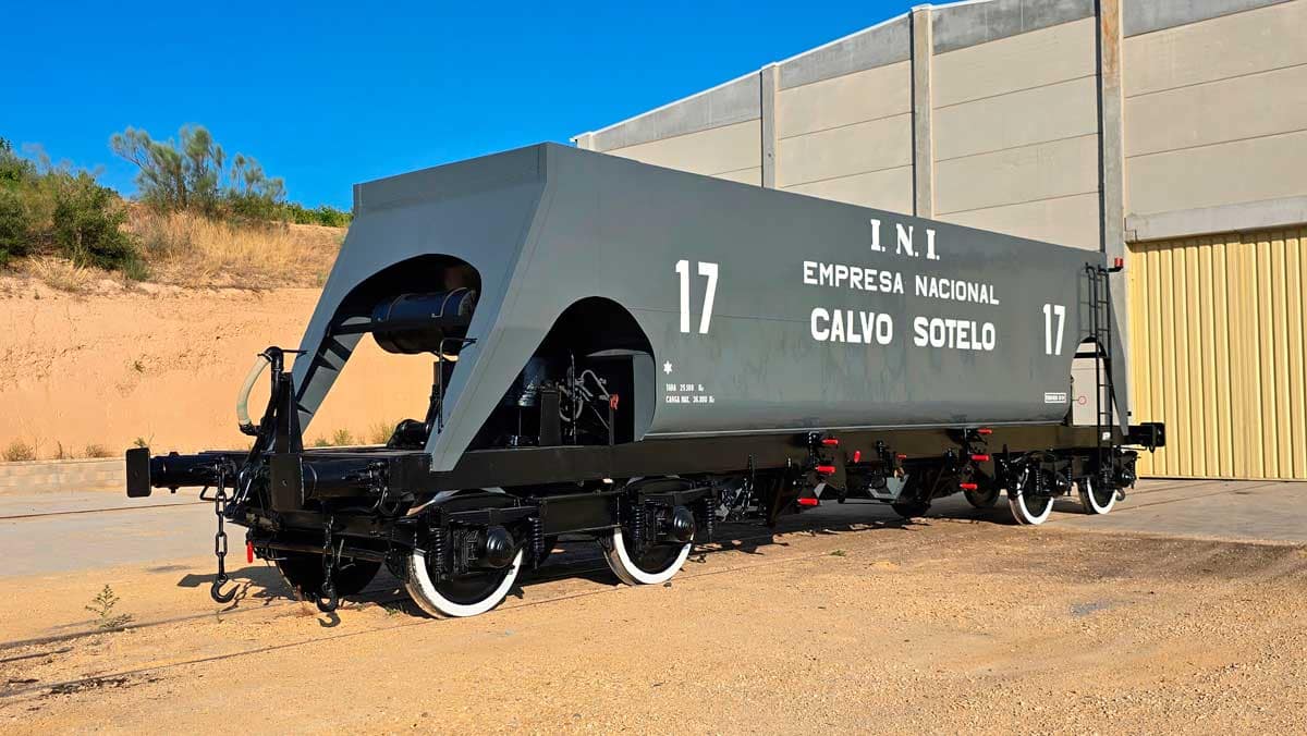 Photograph of the TT-17 hopper car.